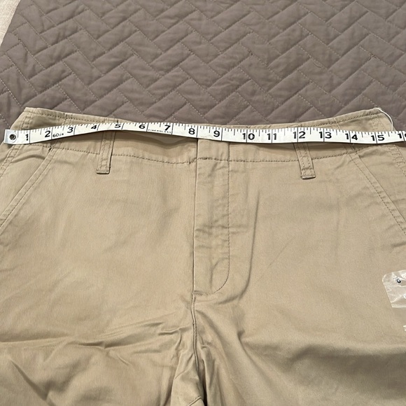 GAP 9" Downtown Khaki Bermuda Shorts/NWT/6 - Picture 11 of 12